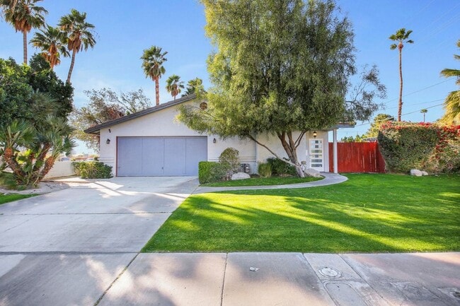 Building Photo - Pool home in Palm Springs