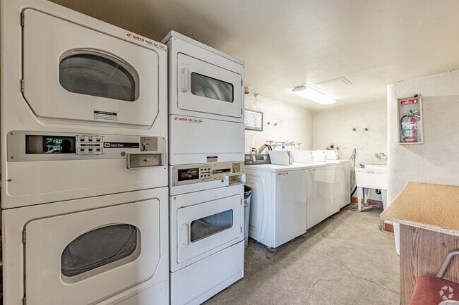 Laundry - Figueroa Gardens