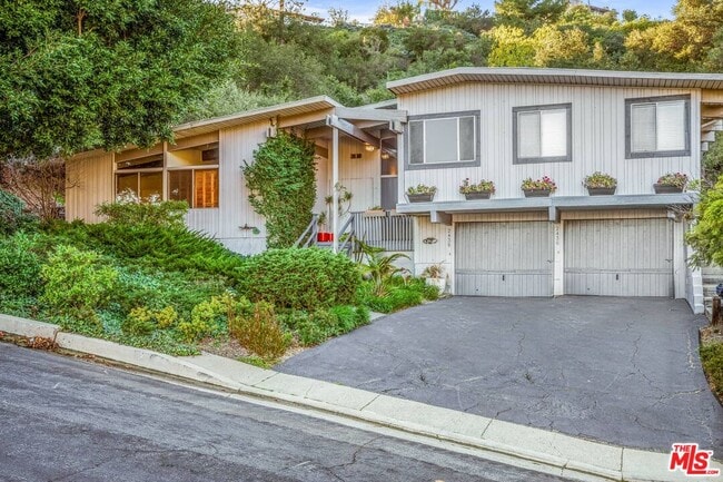 Photo - 2436 Arbutus Dr