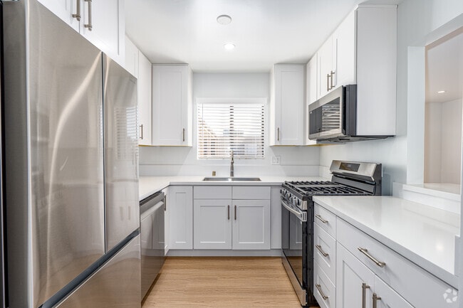 1BR, 1BA - 750SF - Kitchen - 800 Orange Grove Ave