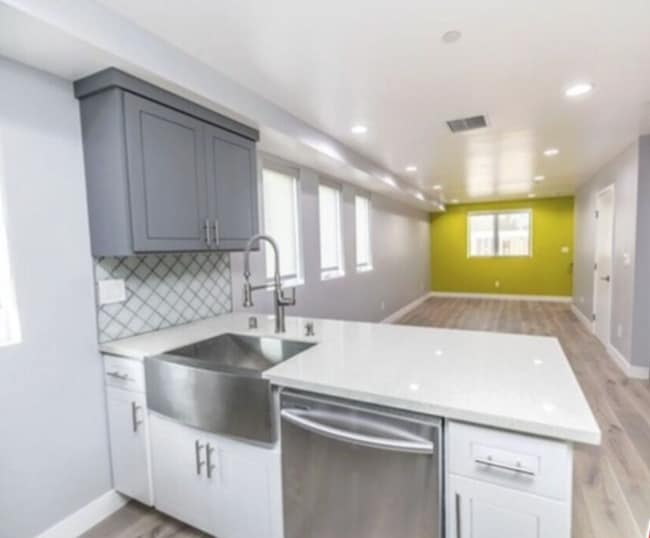 Photo - 1120 1/2 N Heliotrope Dr