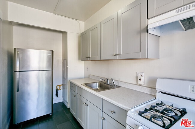 Building Photo - 4019 W Olympic Blvd Unit 4019 Rental