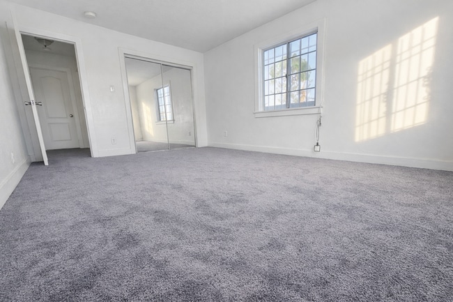 Photo - 1007 W 74th St