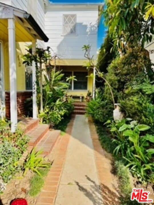 Building Photo - 1256 Devon Ave