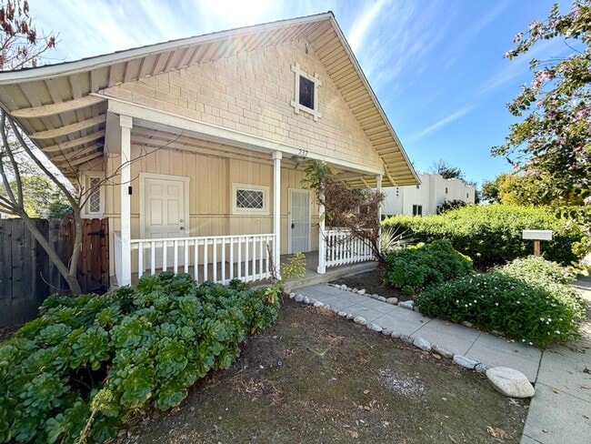 Building Photo - Adorable Downtown Upland Bungalow