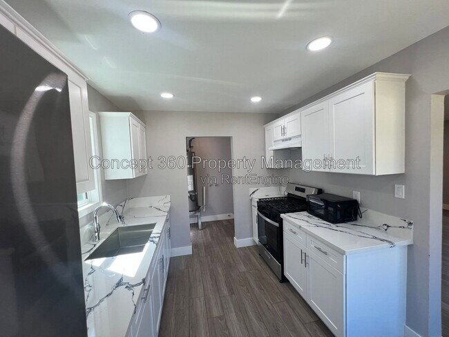Photo - 13717 Yukon Ave