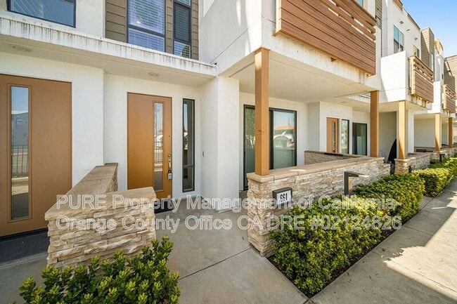 Photo - 661 W 17th St