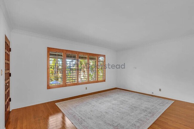 Photo - 1615 N Laurel Ave Unit 204