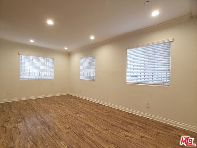 Photo - 1144 S Mariposa Ave