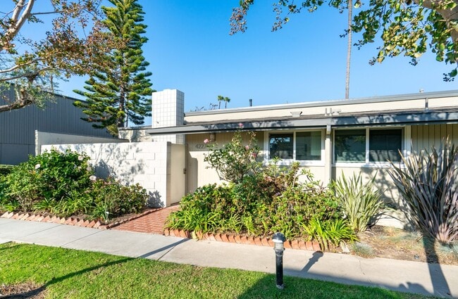 Beautifully Remodeled Tri-Level Condo With... - Beautifully Remodeled Tri-Level Condo With...