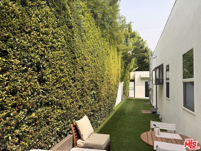 Photo - 1162 N Poinsettia Pl