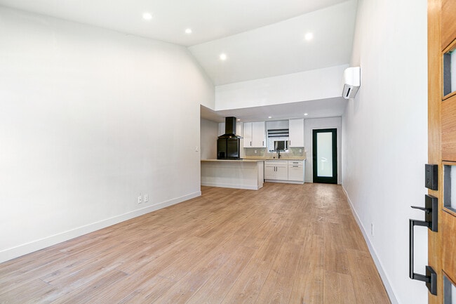 Photo - 10418 Regent St