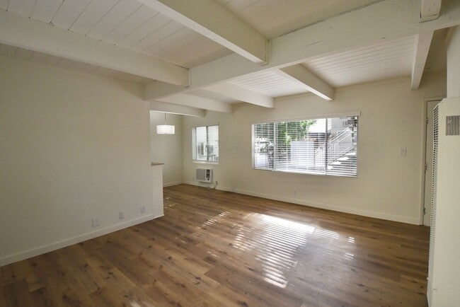 Photo - 6125 Whitsett Ave Unit 01