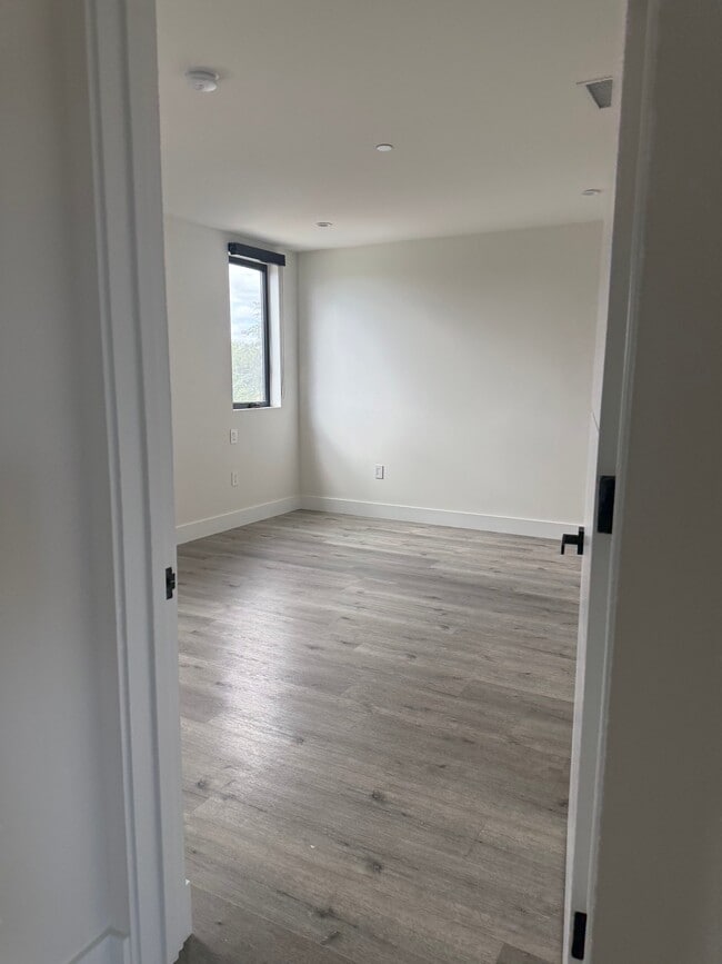 Photo - 5923 Laurel Canyon Blvd Unit 400