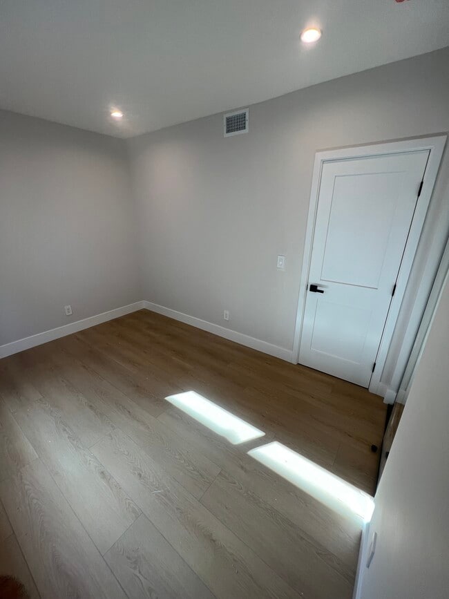 Photo - 1834 N Van Ness Ave