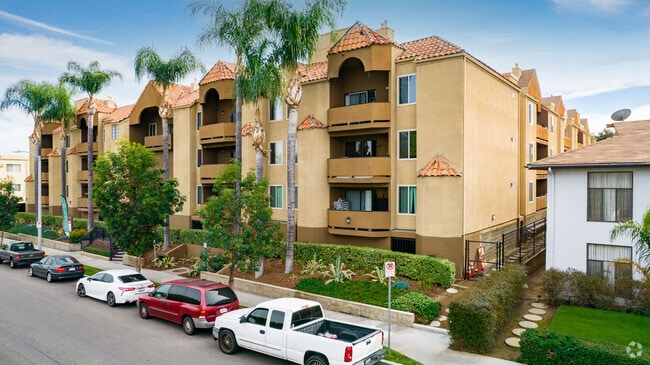17600 Burbank Blvd - Encino Palms Apartments