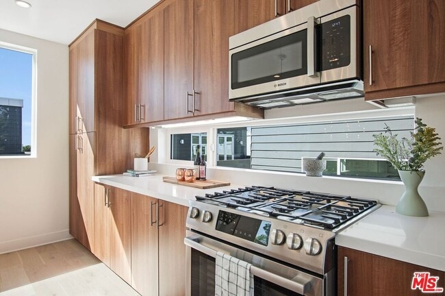 Photo - 853 Hyperion Ave