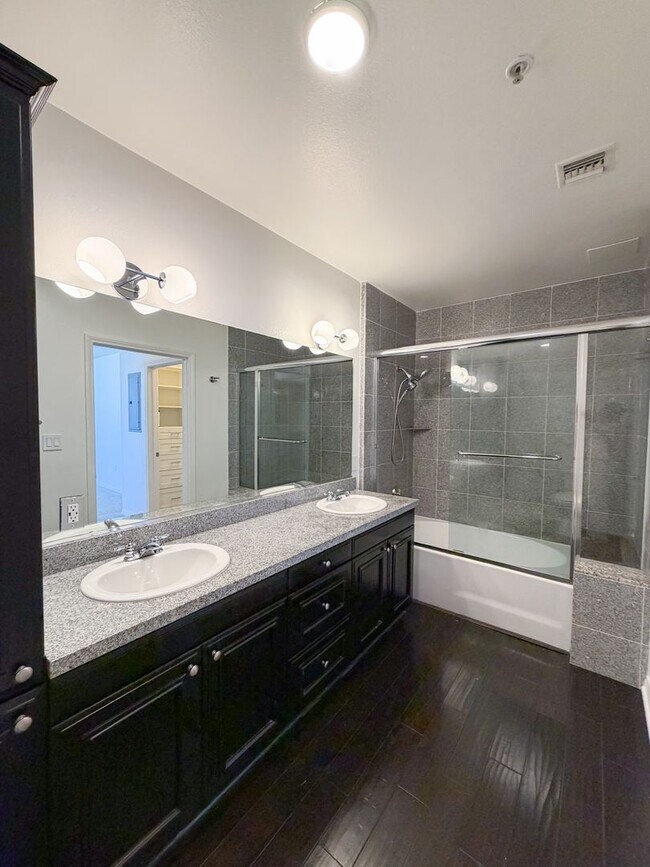 Photo - Beautiful Penthouse - 2bd 2 ba