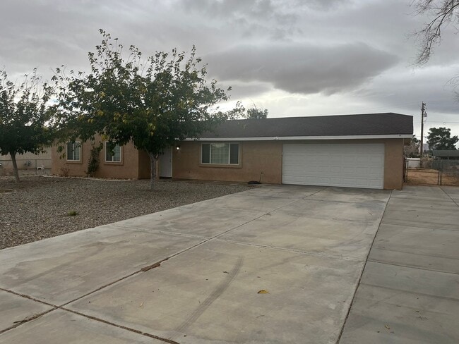 Photo - Charming Three Bedrooms, 2 Bathrooms Home In Apple Valley, Fully Fenced & Cross Fenced,