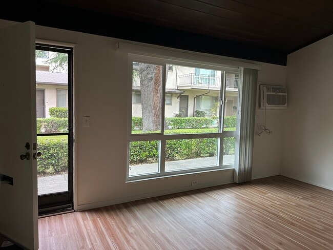 Photo - 10863-10881 Whipple St