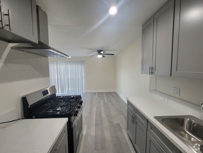 Building Photo - 14609 Saticoy St Rental