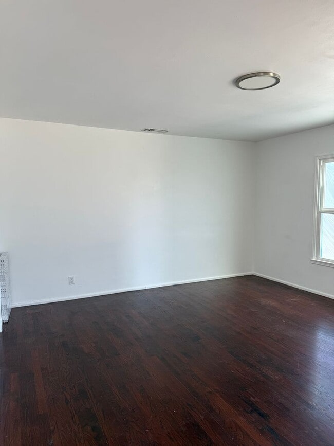 Building Photo - Van Nuys, 2br -1ba HOME