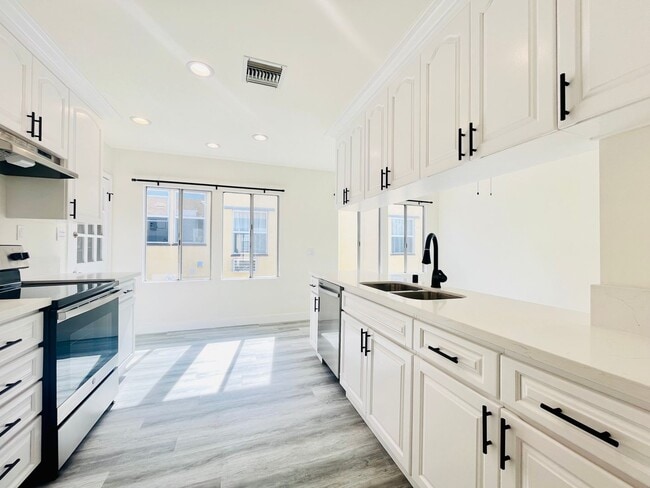 Building Photo - 439 1/2 N Hayworth Ave-439.5 Unit 439.5