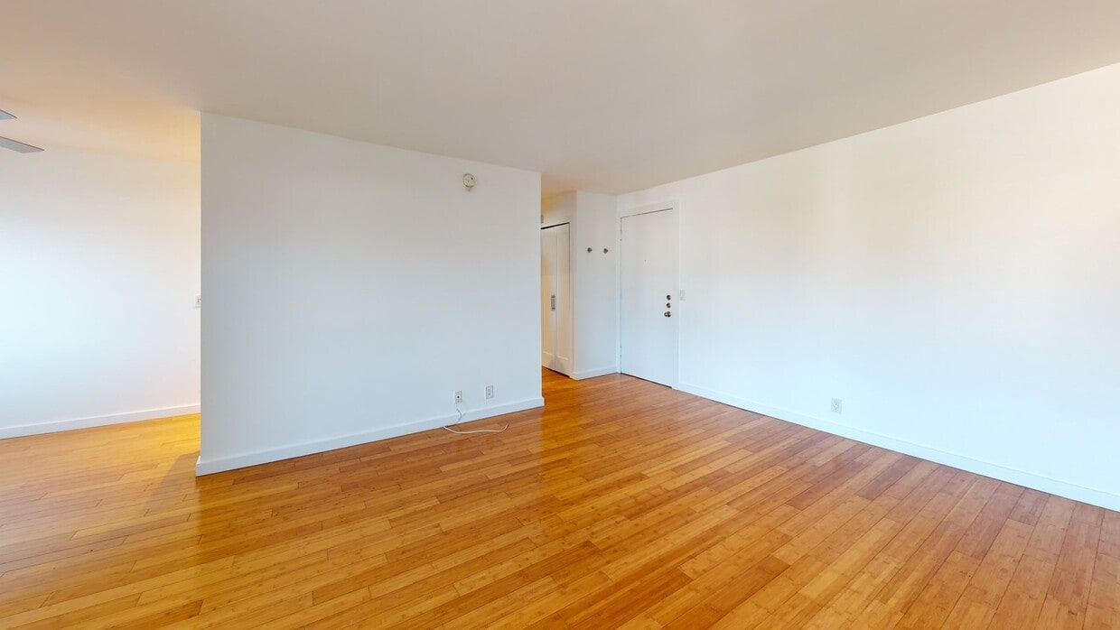 3D Tour - 525 N Sycamore Ave Unit 411