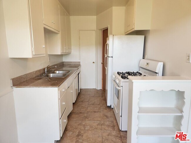 Photo - 939 N Stanley Ave Unit 6