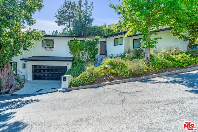Building Photo - 2121 El Roble Ln