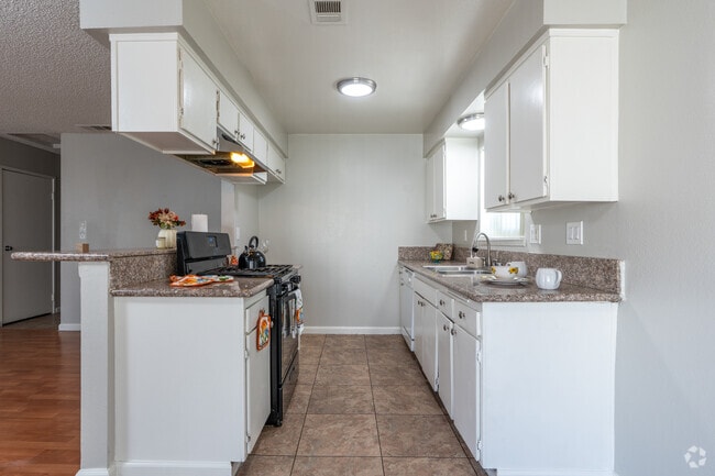 Building Photo - Village Green Rental