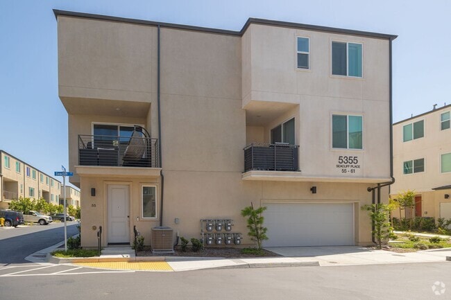 Building Photo - Modern 3-Story Townhouse in Agualuna!