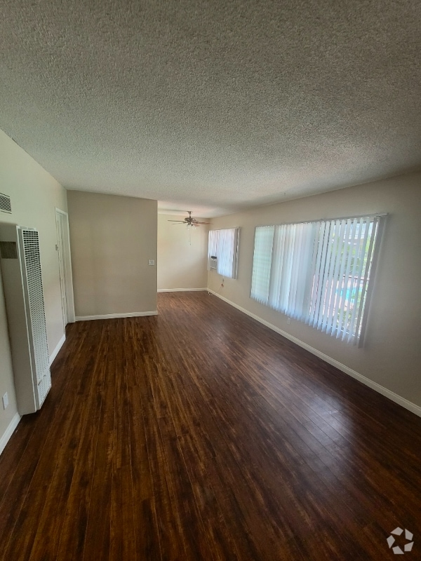 Building Photo - 260 N Oak Ave Rental