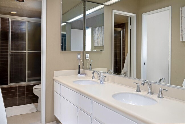 Photo - 943 Village Square N