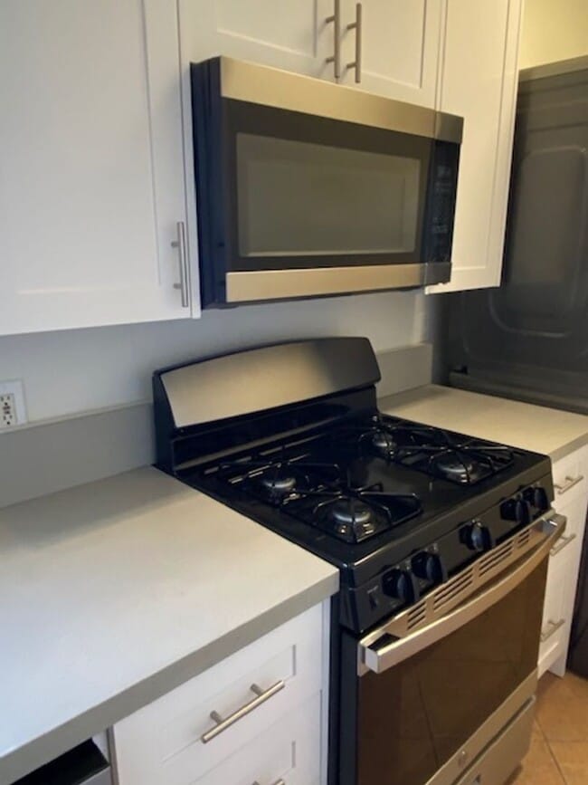 Photo - Available Now!! 1 Bedroom 1 Bathroom Back Unit
