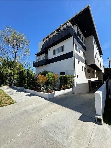 Building Photo - 5432 Hermitage Ave Unit 202