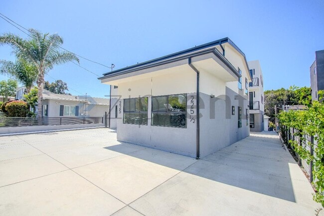 Photo - 225 N Burlington Ave