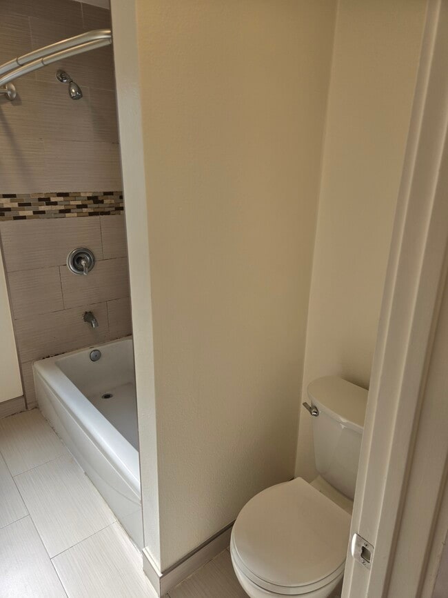 Photo - 2118 W 57th St