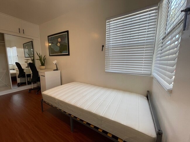 Photo - 2901 Kenwood Ave