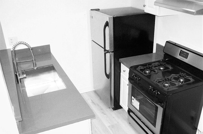 Building Photo - 1810 N Cherokee Ave Unit 116