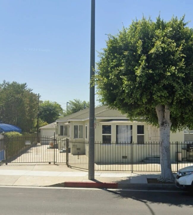 Building Photo - 511 N La Brea Ave Unit B