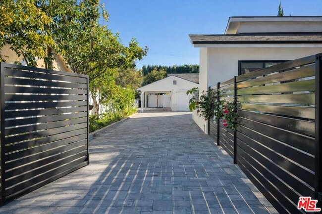 Building Photo - 4522 Mammoth Ave