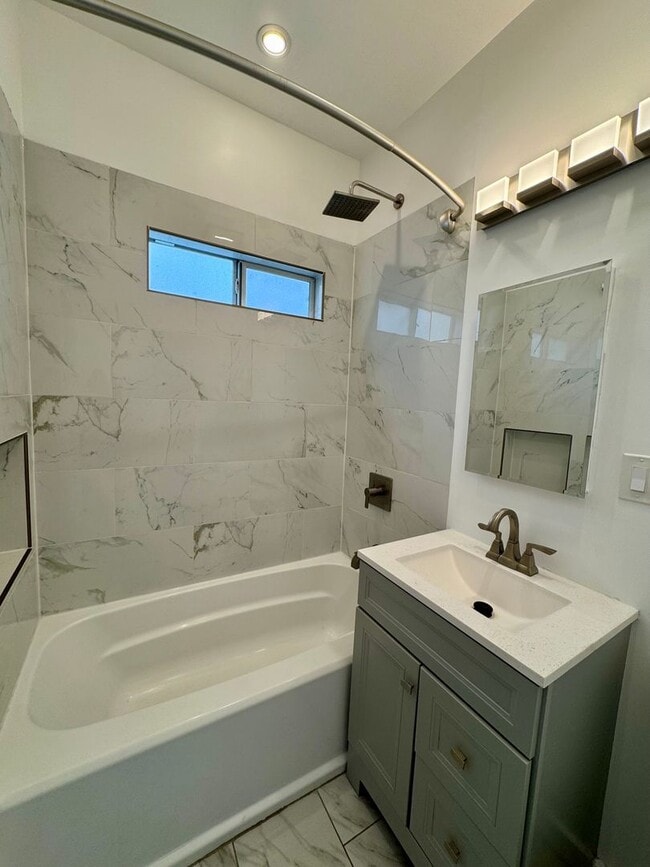 Photo - 823 Gower St