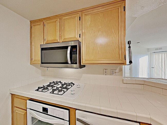 Photo - Spacious 2-Bedroom, 2-Bathroom Condo for Rent – Scripps Highlands Unit 21