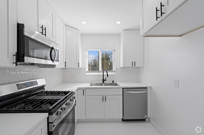 2BR, 2BA - 900SF - Palm Gardens Apartments