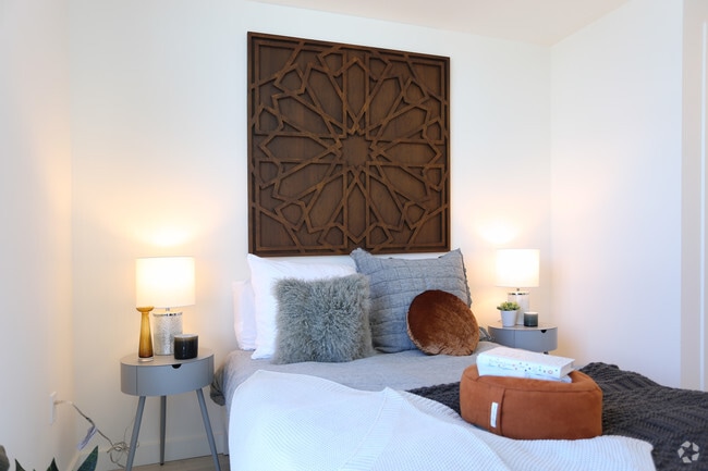 1BRR, 1BA- 610 SF - AVEN