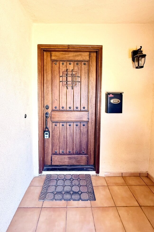 Building Photo - Luxury 1 Bedroom 1 Bathroom Available Now!