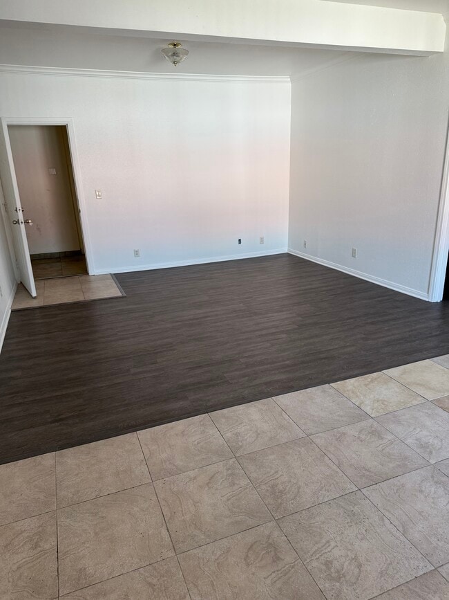 Building Photo - 1700 W 43rd St Unit A