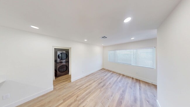 Photo - Newly Renovated 5 bedroom house! (Lease ou...