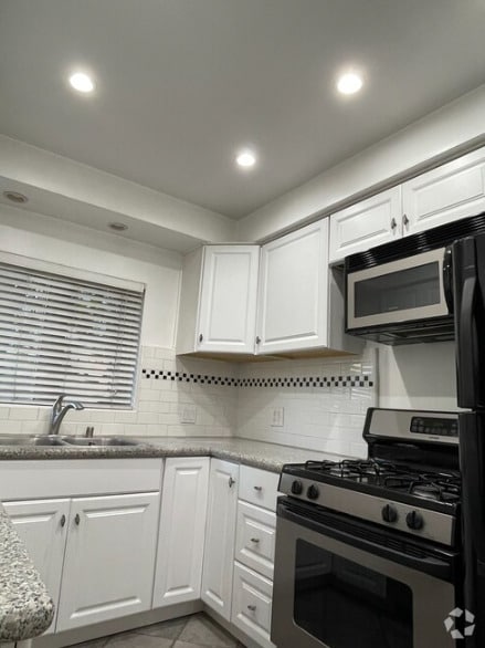 Building Photo - 221 N Swall Dr Rental